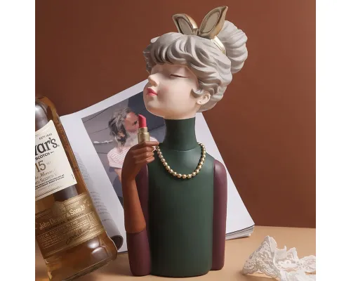 Статуэтка  "Девушка с помадой"