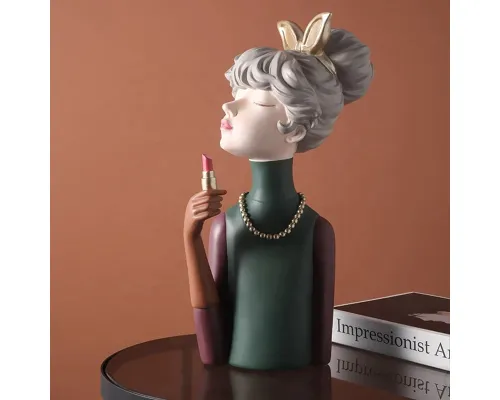 Статуэтка  "Девушка с помадой"